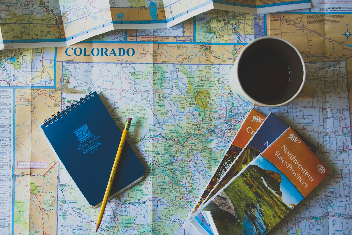 Colorado-Karte mit Reiseplanungsheft, Bleistift und Tasse.